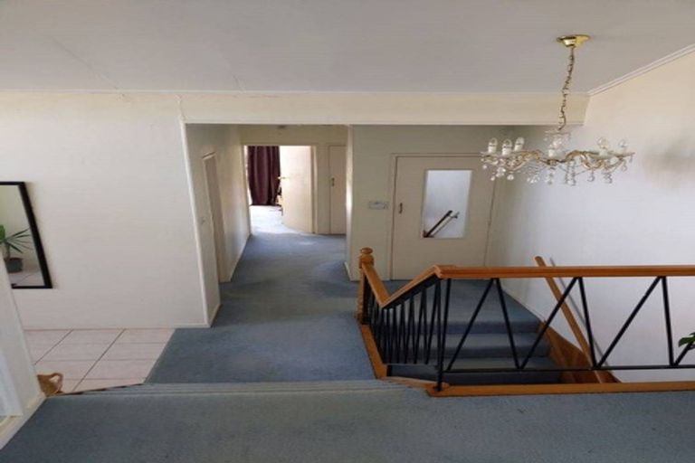 Photo of property in 1 Ravenwood Drive, Forrest Hill, Auckland, 0620