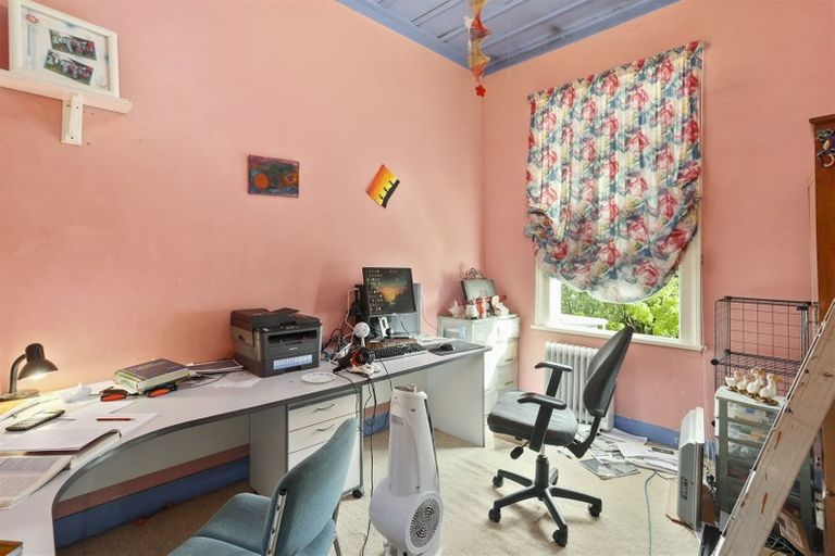 Photo of property in 37 Hobsonville Road, West Harbour, Auckland, 0618