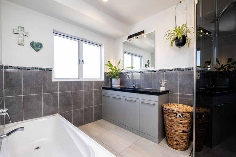 Photo of property in 123 Middle Road, Havelock North, 4130