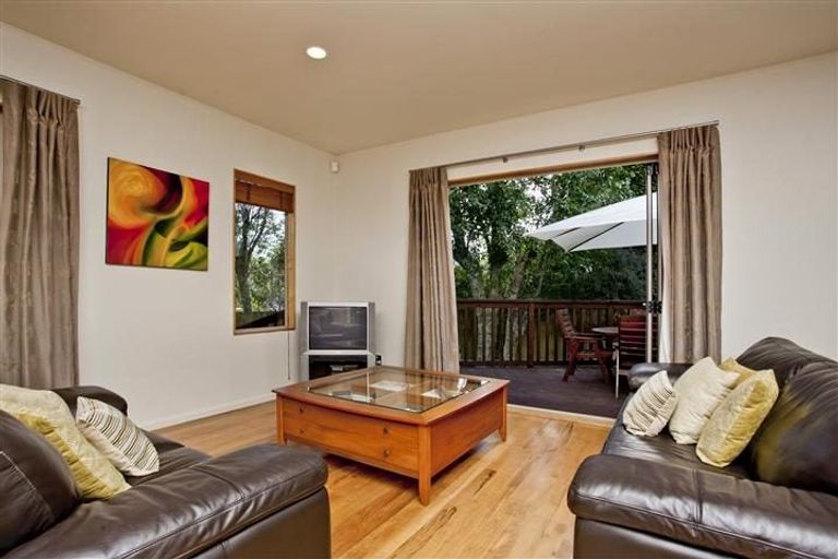 Photo of property in 2/190 East Coast Road, Forrest Hill, Auckland, 0620