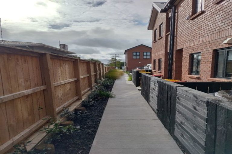 Photo of property in 2/9 Marlene Avenue, Te Atatu South, Auckland, 0610