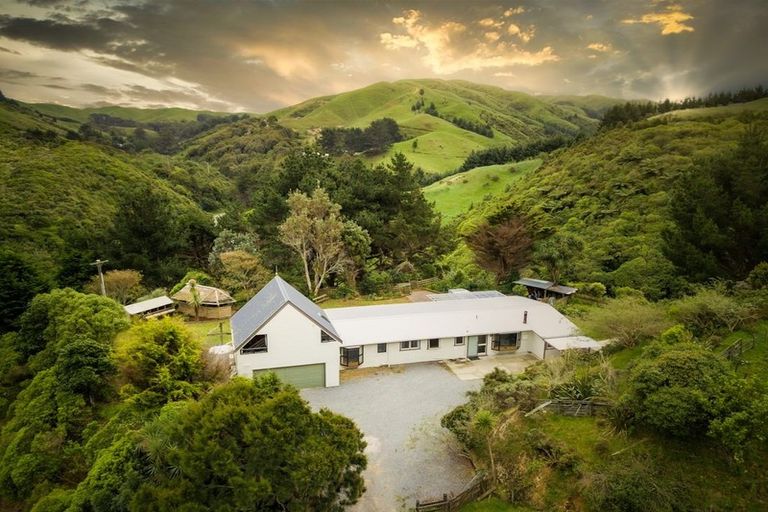 Photo of property in 1094 Paekakariki Hill Road, Paekakariki Hill, Porirua, 5381