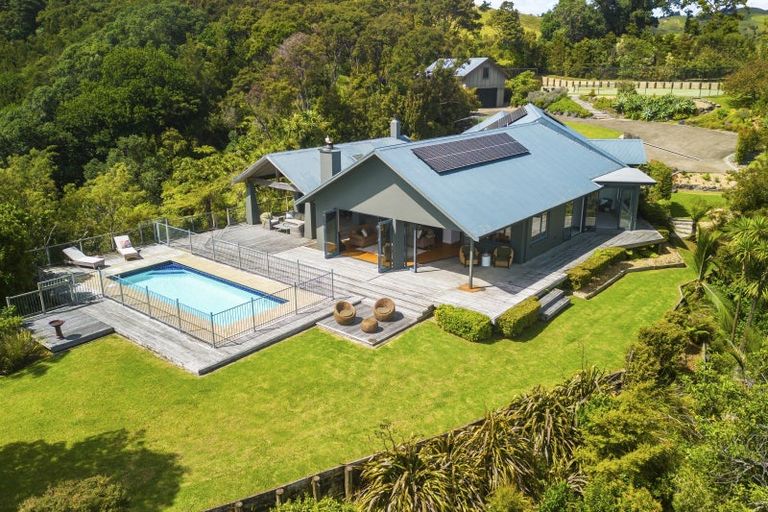 Photo of property in 15a Te Papa Road, Kawakawa Bay, 2585