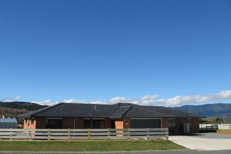 Photo of property in 3 Grace Nicholls Grove, Riverstone Terraces, Upper Hutt, 5018