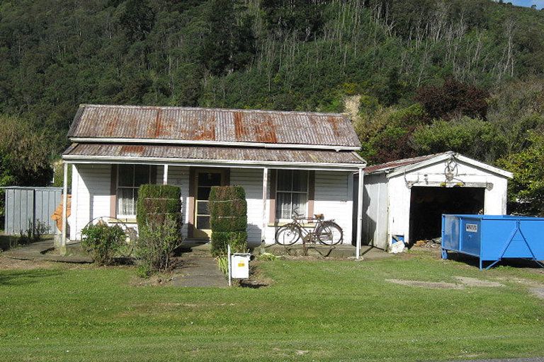 Photo of property in 64 Devon Street, Picton, 7220