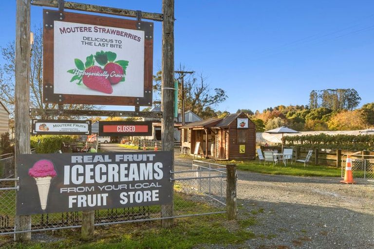 Photo of property in 20 Neudorf Road, Upper Moutere, 7175