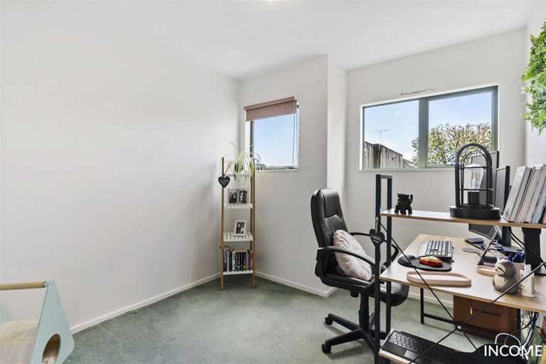 Photo of property in 11 Mannikin Place, Unsworth Heights, Auckland, 0632