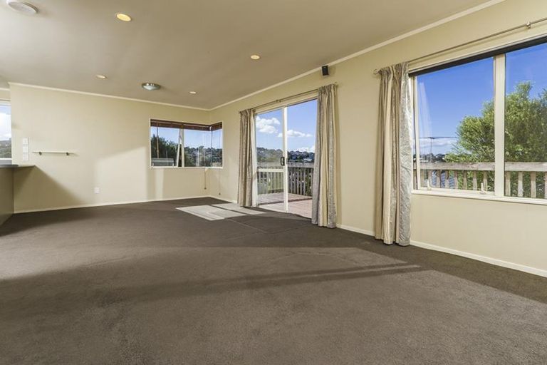 Photo of property in 2/10 Tesla Place, Totara Vale, Auckland, 0629