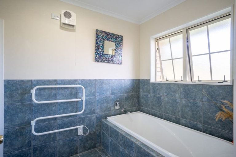 Photo of property in 50 Waicola Drive, Fitzherbert, Palmerston North, 4471