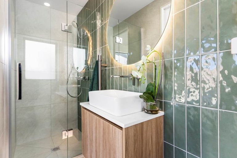 Photo of property in 21e Knights Road, Rothesay Bay, Auckland, 0630