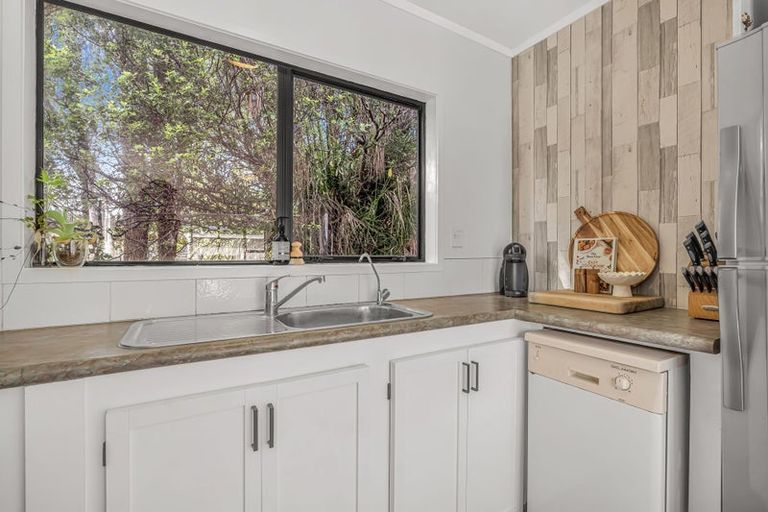 Photo of property in 6 Rautawhiri Road, Helensville, 0800