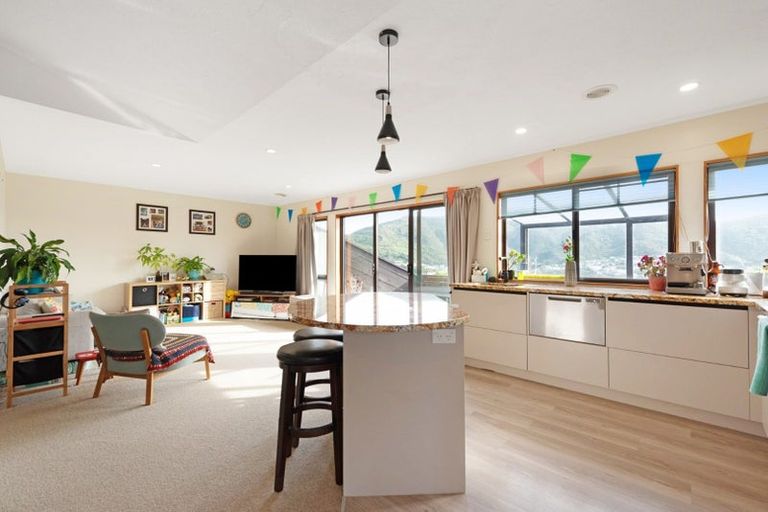 Photo of property in 16a Parklands Drive, Karori, Wellington, 6012