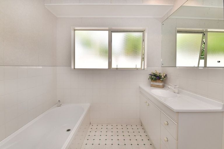 Photo of property in 113 Lakeside Drive, Orewa, 0931