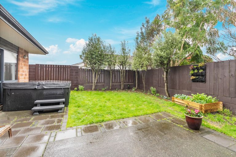 Photo of property in 23a Edgewater Parade, Waiuku, 2123