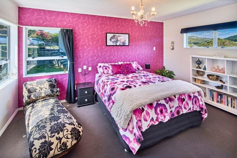 Photo of property in 2 Kereru Bend, Tawa, Wellington, 5028