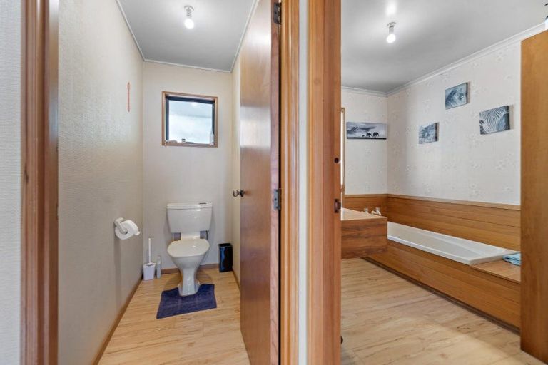 Photo of property in 48 Wynyard Crescent, Fernhill, Queenstown, 9300