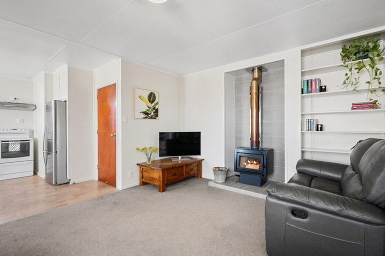 Photo of property in 2/11 Parakai Avenue, Parakai, 0830