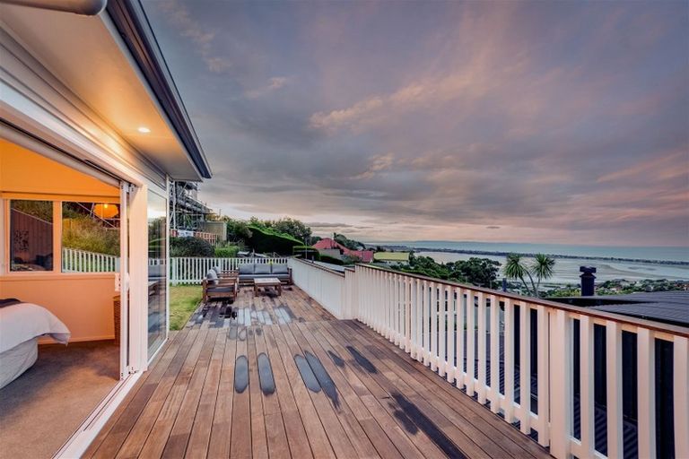 Photo of property in 1/182 Mount Pleasant Road, Mount Pleasant, Christchurch, 8081