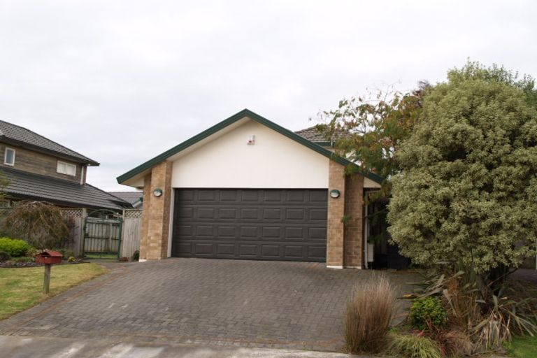 Photo of property in 2/5 Arrathorne Place, Northpark, Auckland, 2013