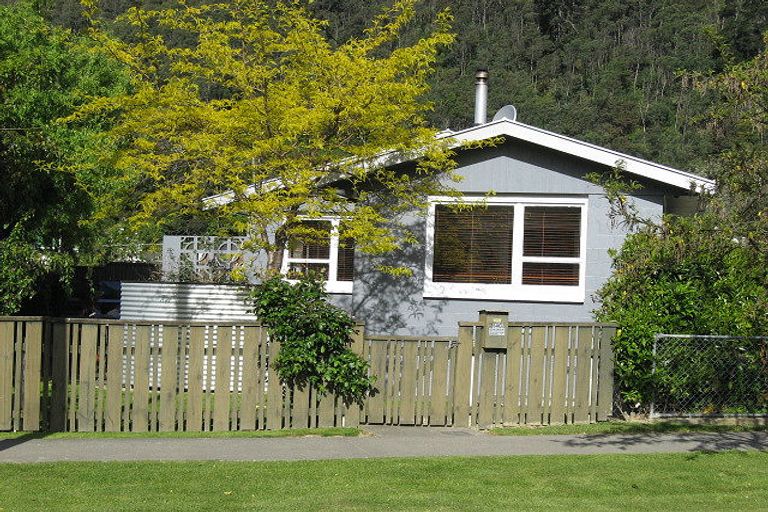 Photo of property in 54c Devon Street, Picton, 7220