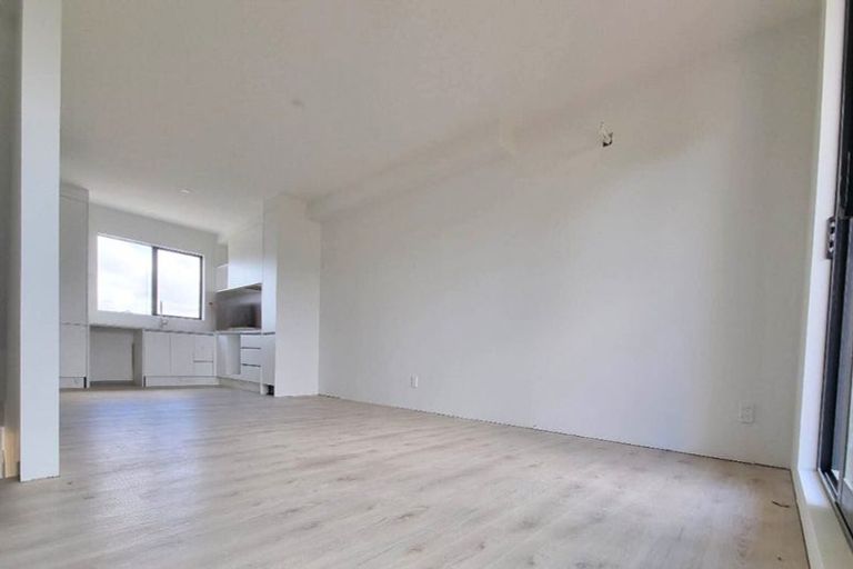 Photo of property in 5/11 Kayle Glen, West Harbour, Auckland, 0618