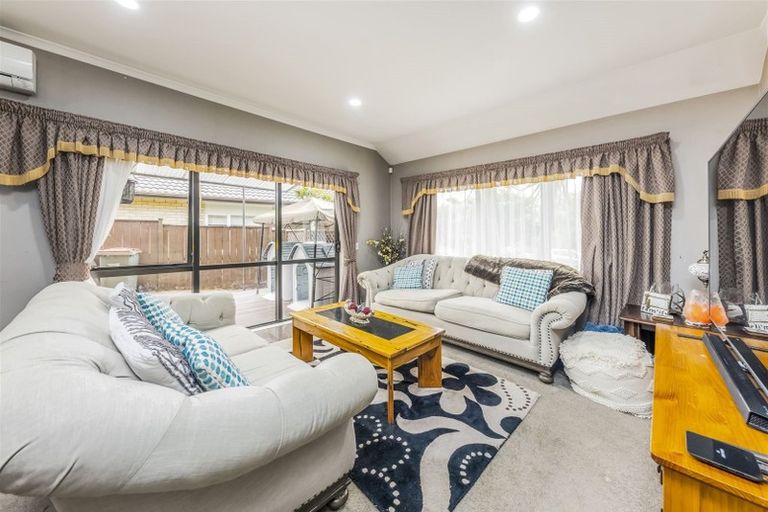 Photo of property in 1 Seresin Crescent, Flat Bush, Auckland, 2016