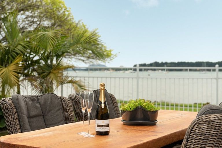 Photo of property in 18 Beach Grove, Omokoroa, 3114