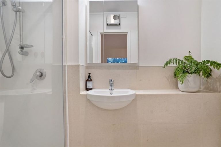 Photo of property in 1/16 Manutara Avenue, Forrest Hill, Auckland, 0620