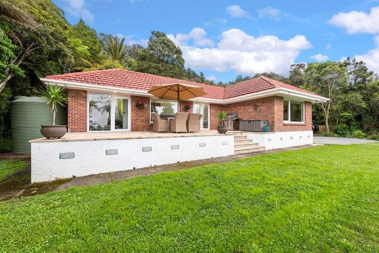 Photo of property in 408b Scenic Drive, Waiatarua, Auckland, 0612
