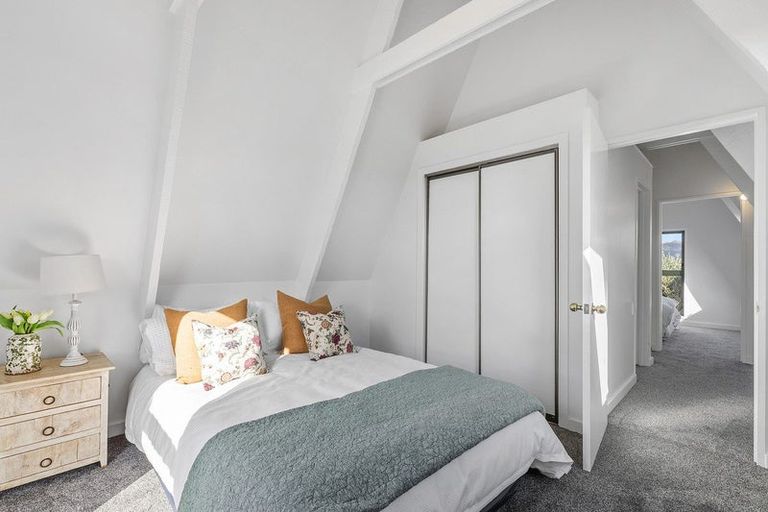 Photo of property in 117 Gloaming Hill, Titahi Bay, Porirua, 5022