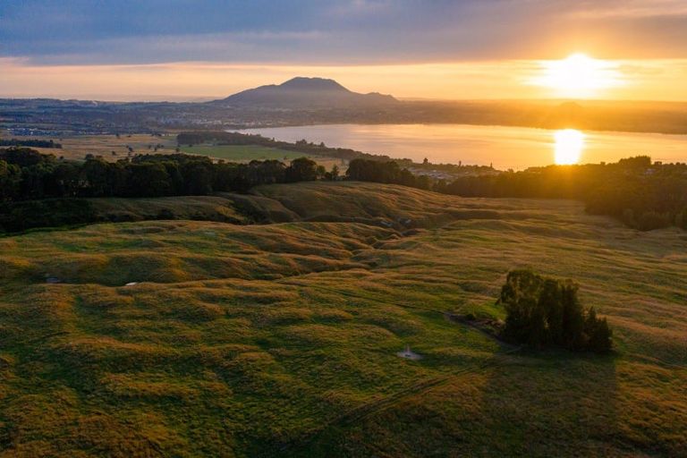 Photo of property in 100 Loch Views Road, Acacia Bay, Taupo, 3385