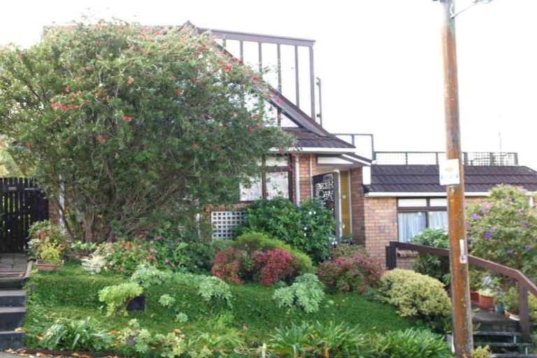 Photo of property in 2 Kerry Dell, Cockle Bay, Auckland, 2014