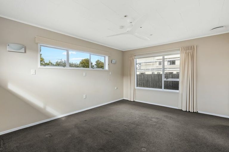 Photo of property in 15 Taikata Road, Te Atatu Peninsula, Auckland, 0610