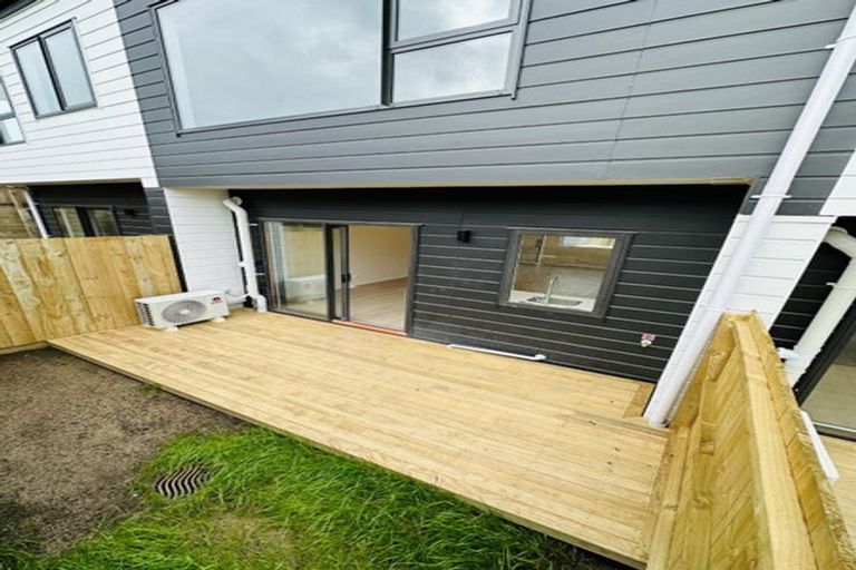 Photo of property in 4d Flaunty Place, West Harbour, Auckland, 0618