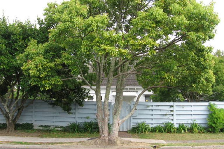 Photo of property in 2/5 Scarlock Avenue, Browns Bay, Auckland, 0630