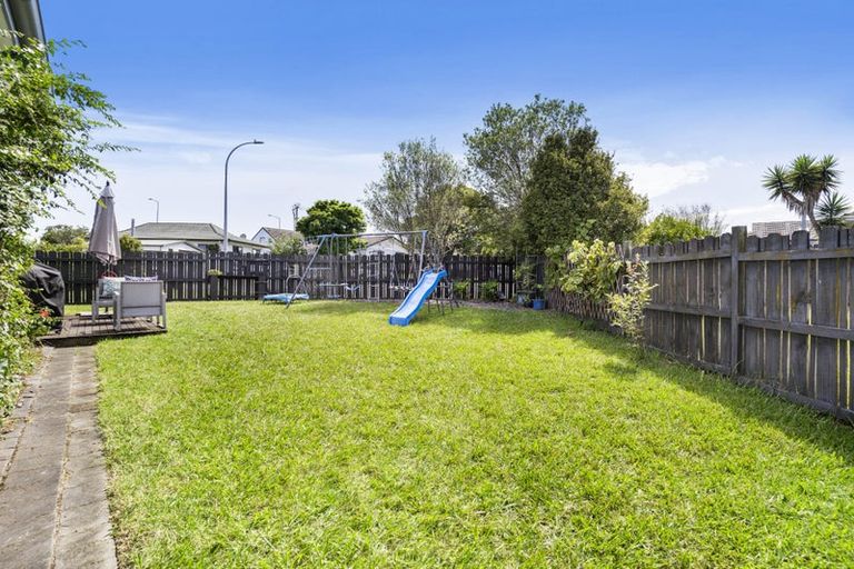 Photo of property in 2/16 Cabello Place, Unsworth Heights, Auckland, 0632