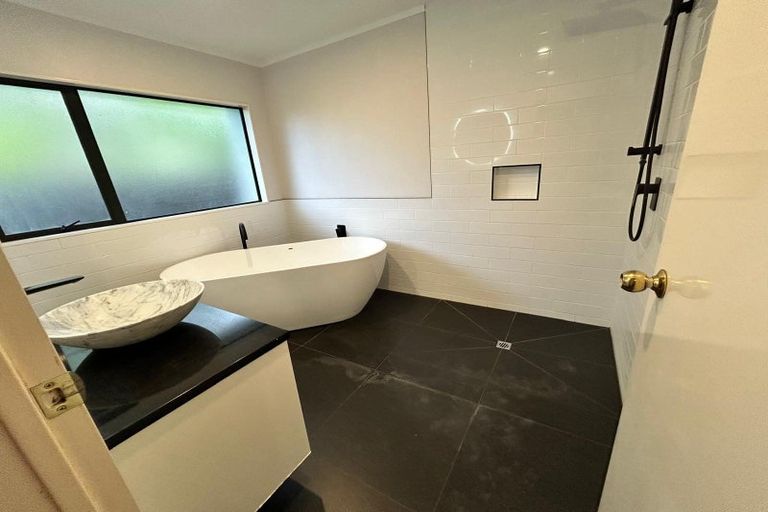 Photo of property in 72 Konini Road, Titirangi, Auckland, 0604