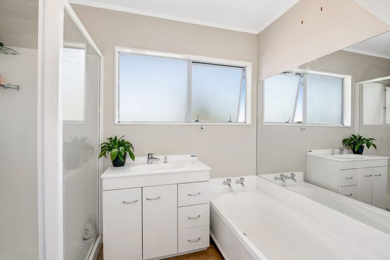 Photo of property in 1/23 Rifleman Rise, Unsworth Heights, Auckland, 0632