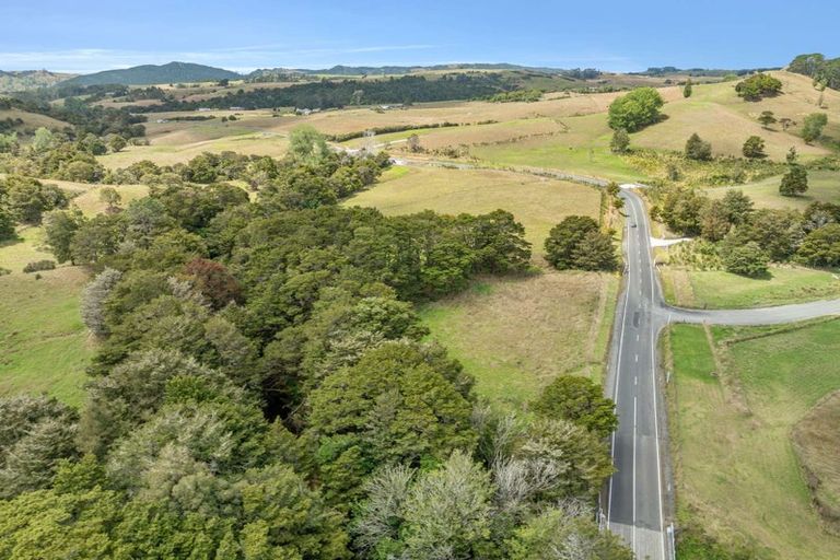 Photo of property in 645 West Coast Road, Oratia, Warkworth, 0604