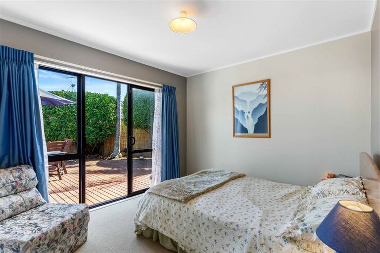 Photo of property in 28 Scarlet Oak Drive, Schnapper Rock, Auckland, 0632