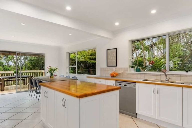 Photo of property in 5 Surville Place, Mairangi Bay, Auckland, 0630