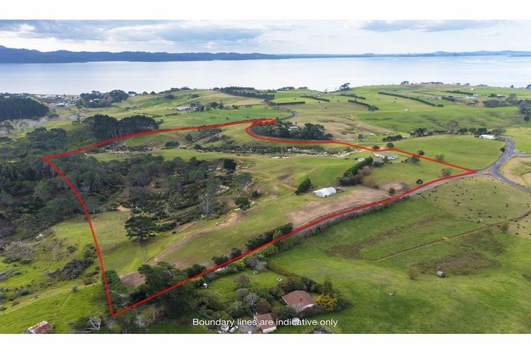 Photo of property in 16 Tearoe Road, Manukau Heads, Waiuku, 2684