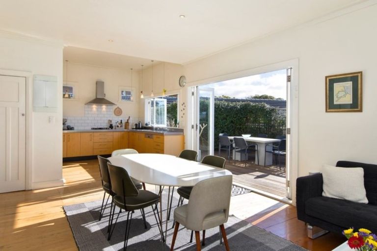 Photo of property in 9 View Road, Glenfield, Auckland, 0627