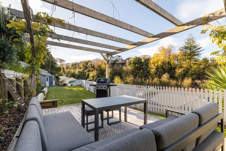 Photo of property in 32 Milton Road, Bluff Hill, Napier, 4110