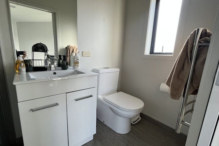 Photo of property in 2/100 Eversleigh Road, Belmont, Auckland, 0622