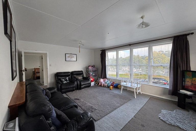 Photo of property in 35 Grenville Street, Marfell, New Plymouth, 4310