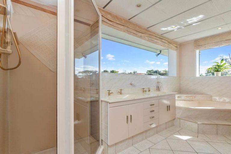 Photo of property in 2 Wakeling Avenue, Te Atatu South, Auckland, 0610