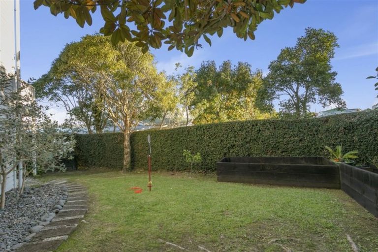 Photo of property in 2/18 Mariposa Crescent, Birkenhead, Auckland, 0626