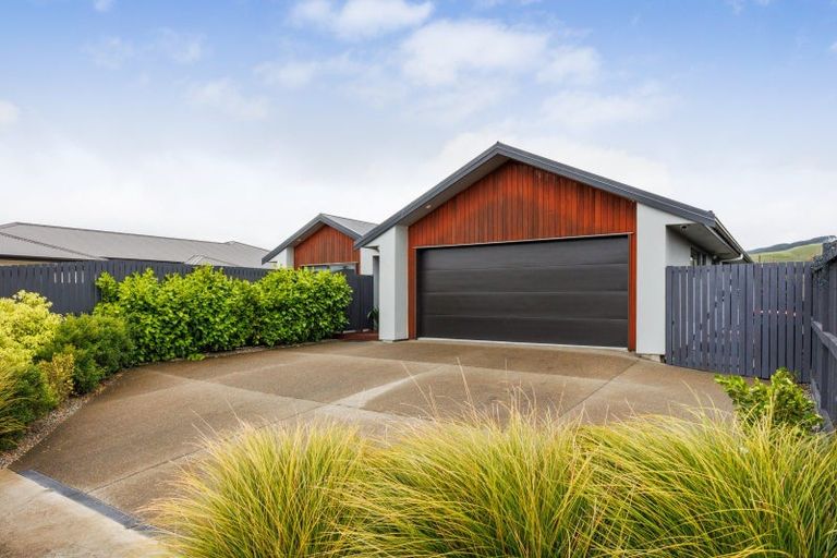 Photo of property in 30 Atlantic Drive, Fitzherbert, Palmerston North, 4410