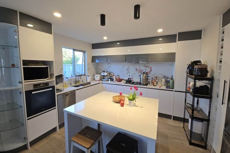 Photo of property in 37a La Trobe Street, Pakuranga Heights, Auckland, 2010